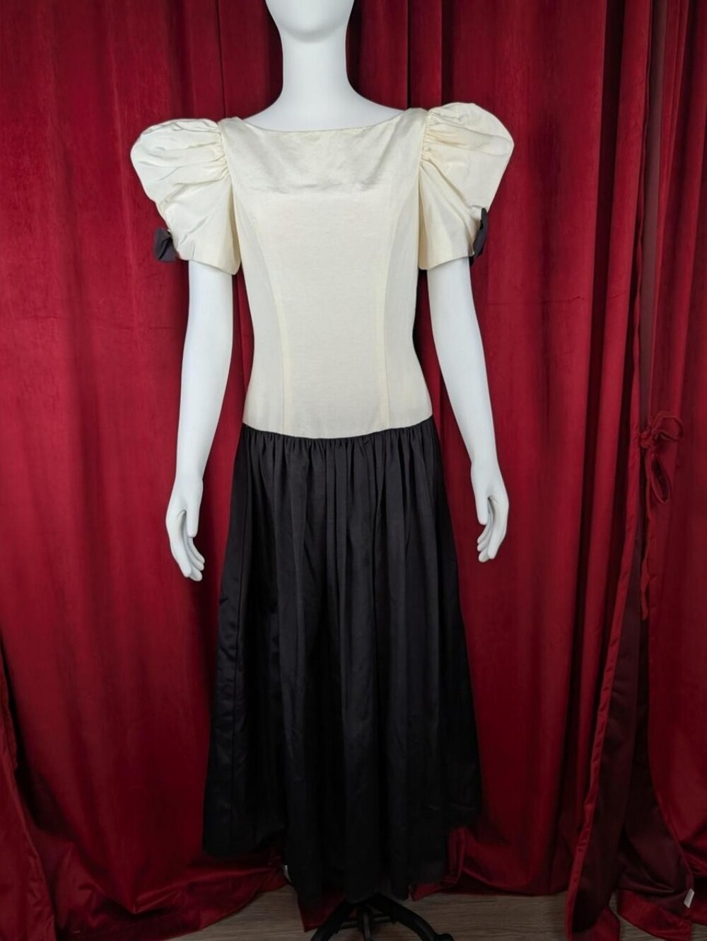 Vintage 80's Union Made Black & White Grosgrain Short Leg o' Mutton Sleeve Dress